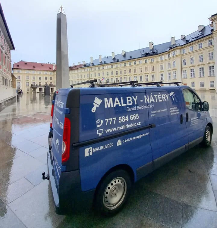 Firemní vozidlo s označením malířských a natěračských prací