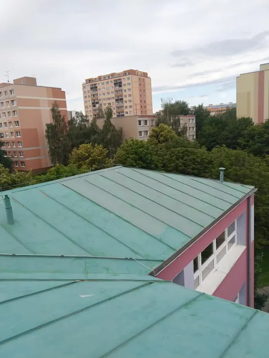 Dokončený nátěr střechy bytového domu
