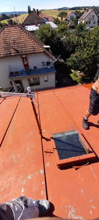 Nátěr plechové střechy v terakotovém odstínu