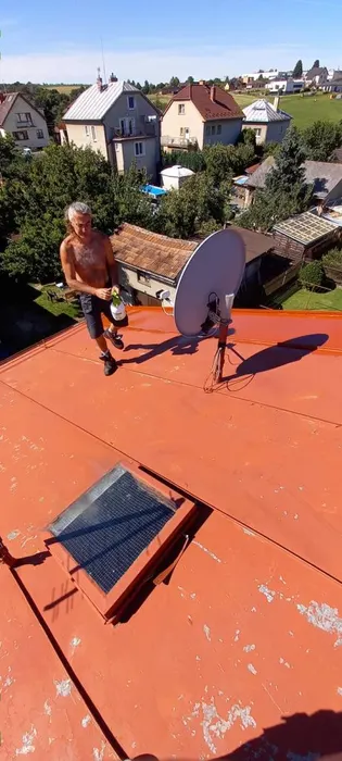 Natěračské práce na střeše rodinného domu