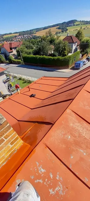 Nátěr střechy s výhledem do okolní krajiny