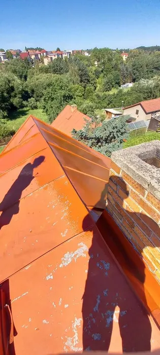 Dokončený nátěr hřebene střechy
