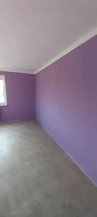 Vymalovaný pokoj ve světlém fialovém odstínu