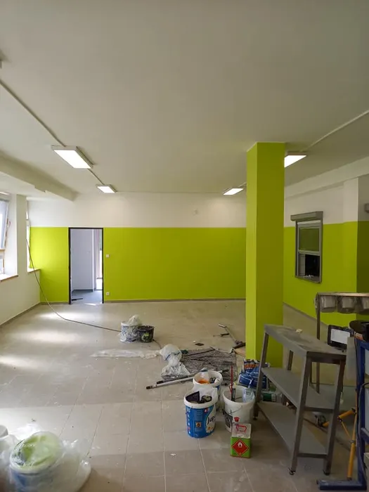 Vymalované firemní prostory se zelenou stěnou