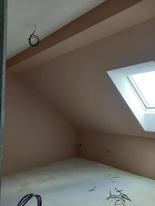 Vymalovaný podkrovní pokoj