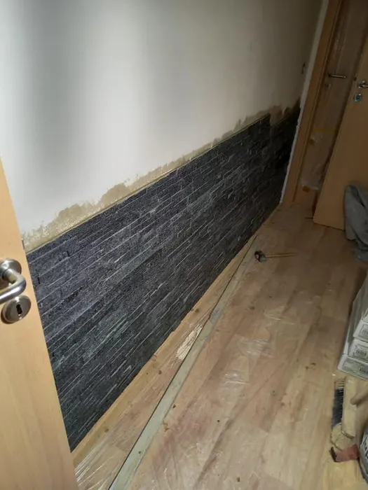 Stěna s dekorativním obkladem během prací