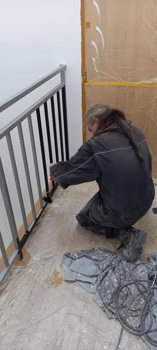 Nátěr kovového zábradlí schodiště