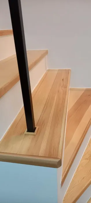 Dřevěné schodiště po dokončení prací